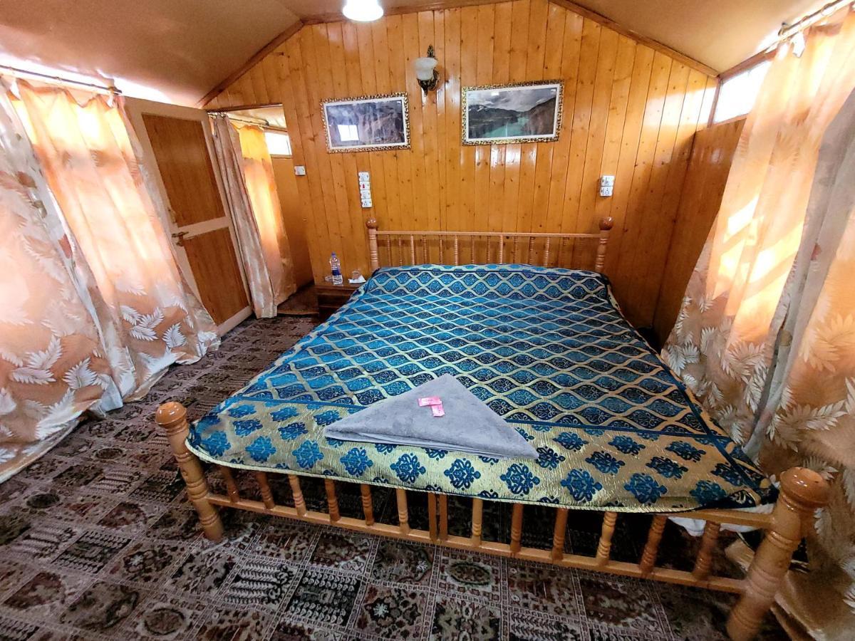 Tashkand Houseboat Srinagar  Exterior photo