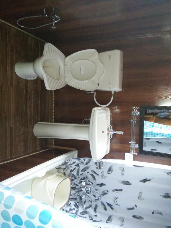 Tashkand Houseboat Srinagar  Exterior photo